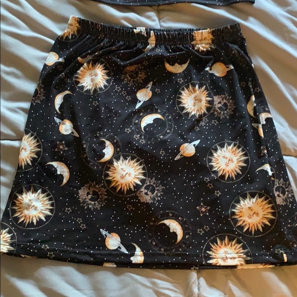 Crop top and skirt with galaxy pattern - Picture 3 of 4